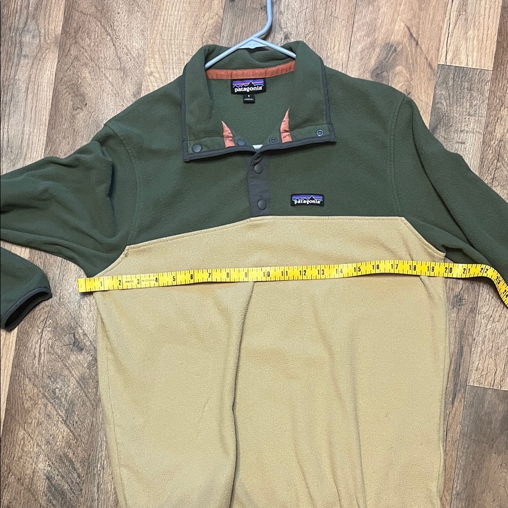 Patagonia Women's Green and Tan Fleece Pullover - Picture 13 of 13